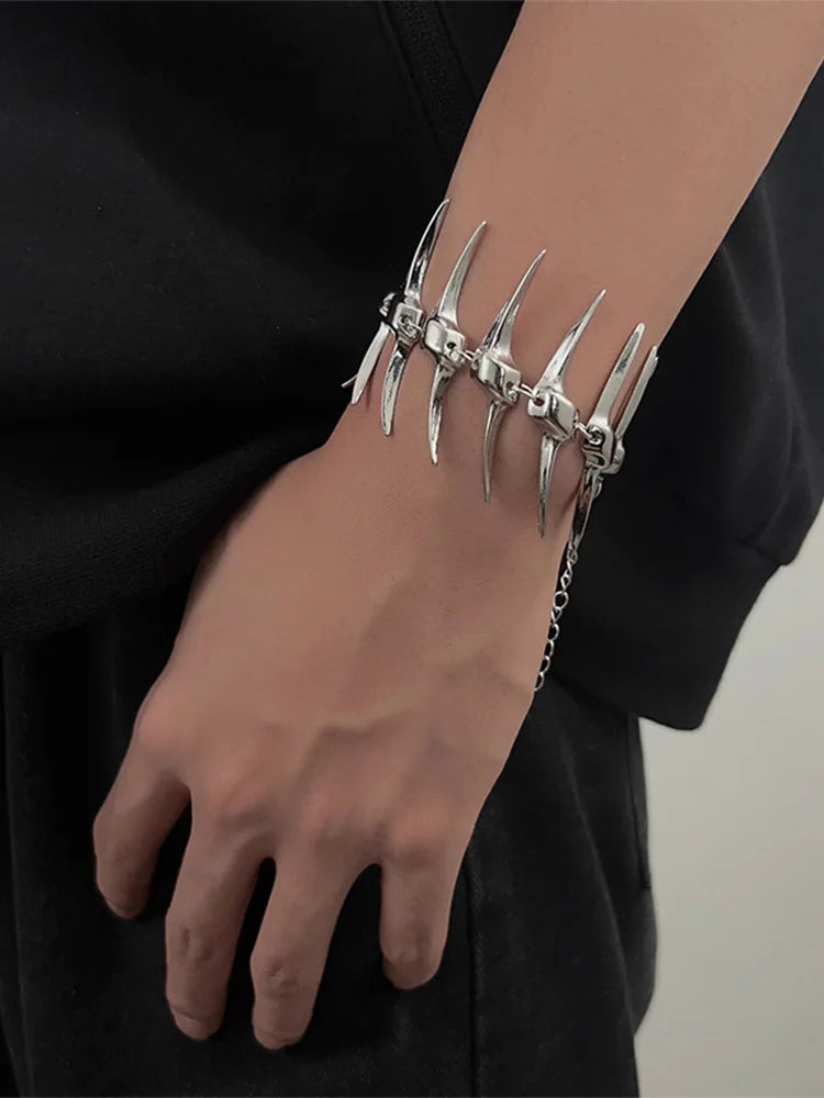 The Fishbone Shackle Necklace In A Punk And Cold Style, Made Of Copper Alloy, Is A Neutral Carnival Jewelry Accessory