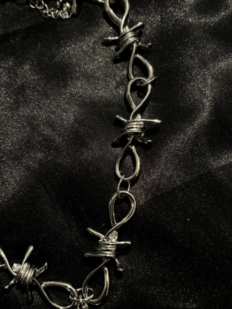 1 Piece Of Personalized And Fashionable Entwined Thorns Cross Gothic Style Metal Silver Color Pendant Necklace 47+5cm